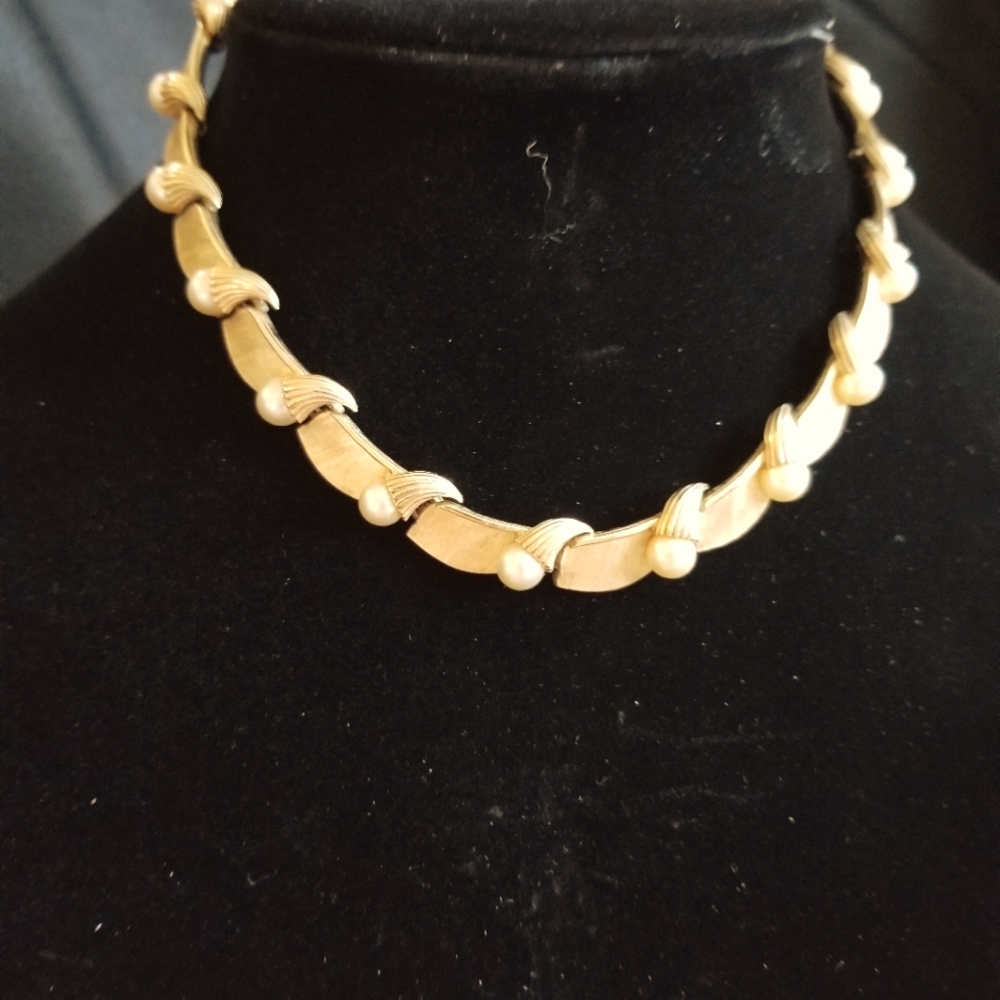 Crown Trifari Scalloped Gold and pearl necklace